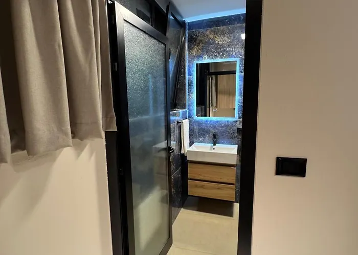 Cozy Double In Center 게스트하우스 3*